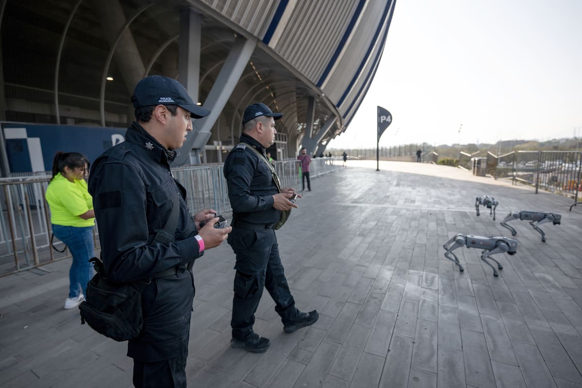 MEX4598. MONTERREY (MÉXICO), 17/02/2026.- Integrantes del sistema municipal de vigilancia urbana C4, realizan un recorrido con unidades robóticas de Perros K9-X este martes, en inmediaciones al Estadio BBVA en Monterrey (México). Cuatro perros robots que integran la nueva División K9-X, del ayuntamiento de Guadalupe, reforzarán la seguridad a través de labores de monitoreo y atención durante los partidos del Mundial de Fútbol 2026 que se disputarán en el norteño estado mexicano de Nuevo León. EFE/ Miguel Sierra
