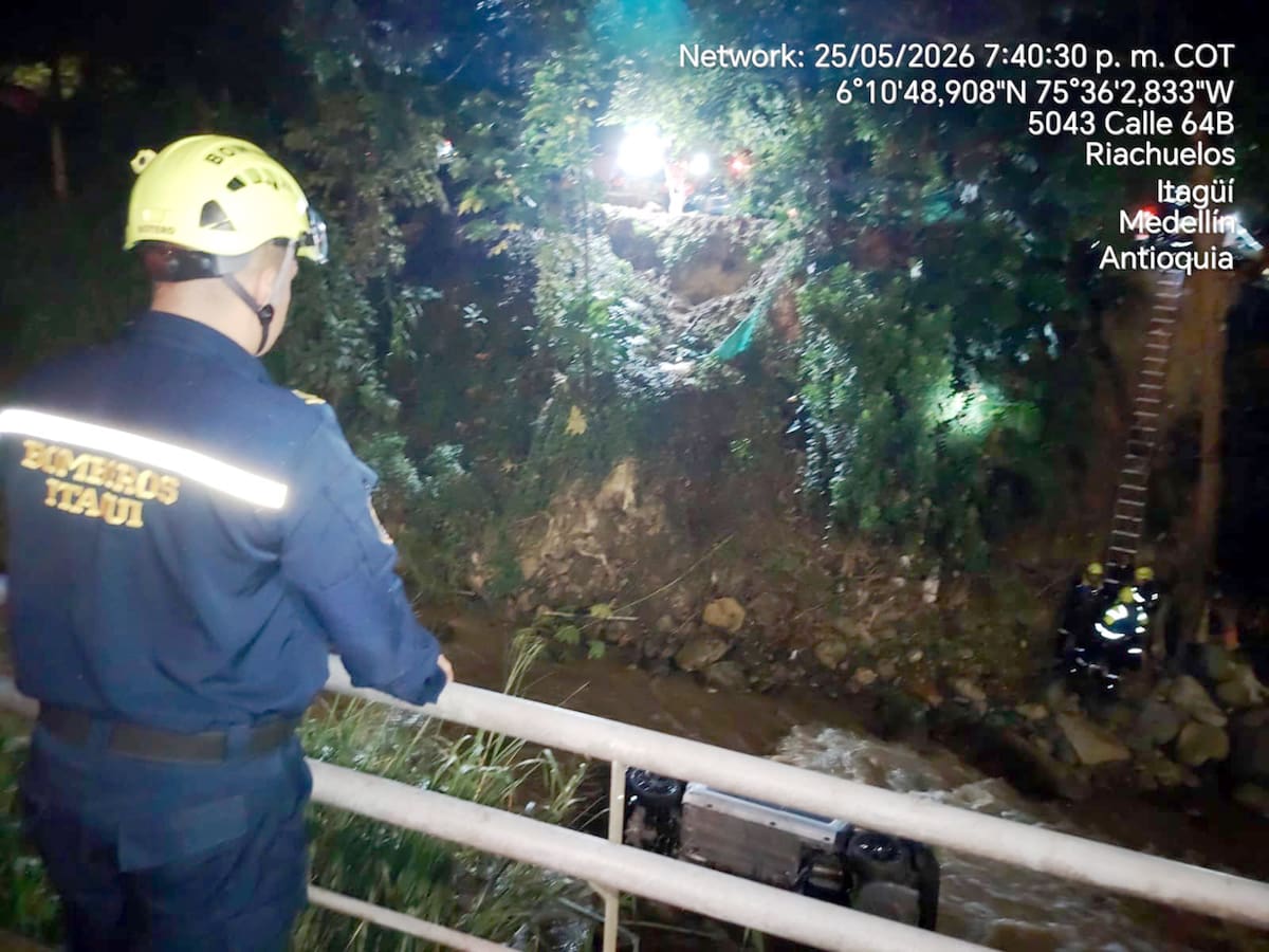El incidente causó revuelo en una zona importante de este municipio. De manera casi milagrosa, la conductora salió ilesa y fue rescatada por los bomberos de Itagüí.