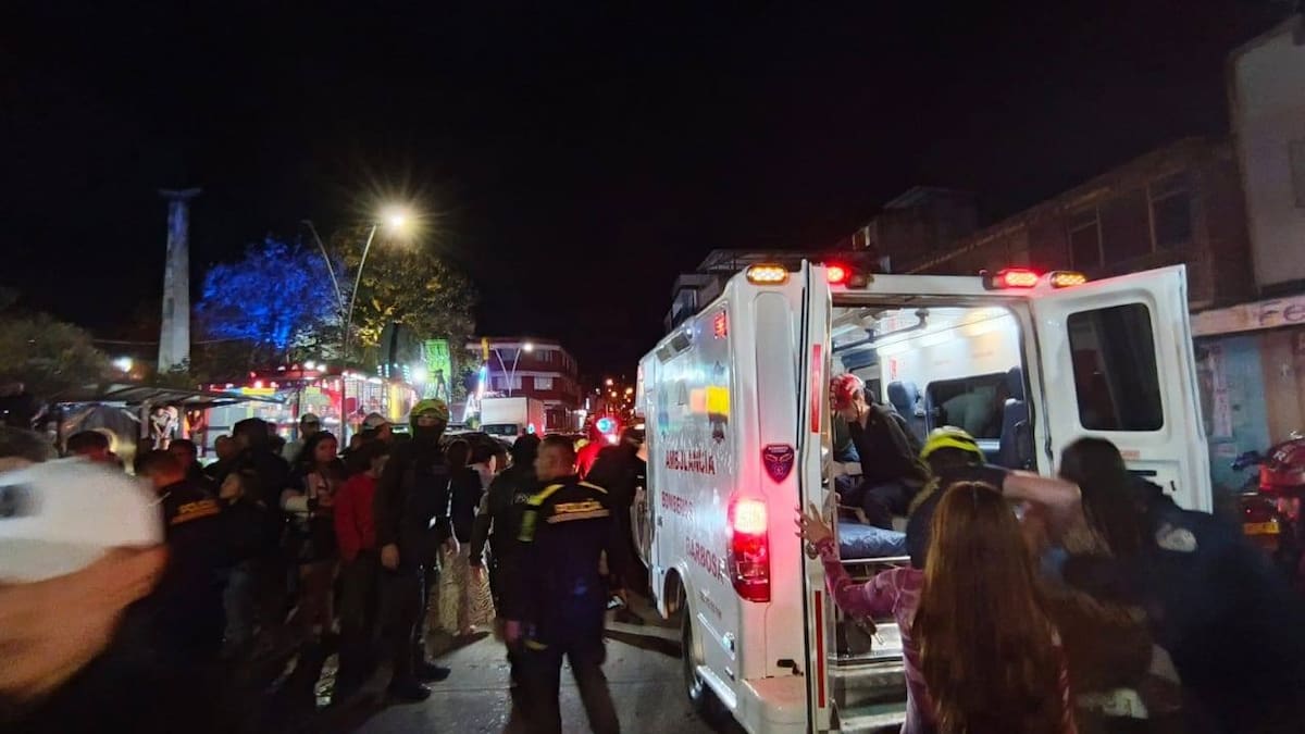 Personal de bomberos y organismos de socorro atendieron a los heridos en el lugar de los hechos.