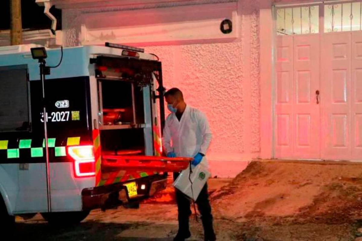 Personal de criminalística de la Sijin realizó la inspección del lugar para recopilar elementos que permitan esclarecer el homicidio.