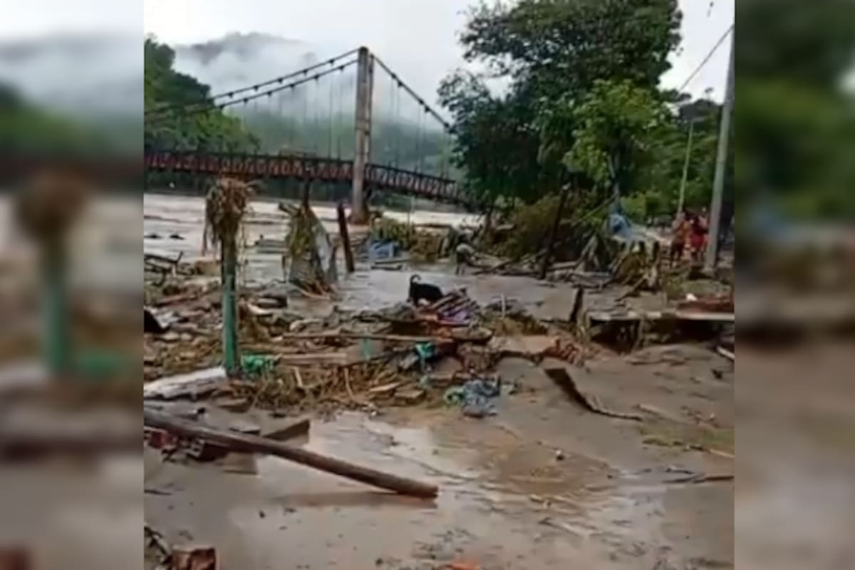 Personal de socorro atiende la emergencia tras el desbordamiento del río Lebrija en Vanegas.