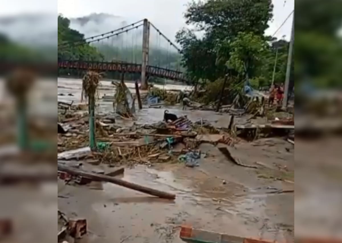 Personal de socorro atiende la emergencia tras el desbordamiento del río Lebrija en Vanegas.