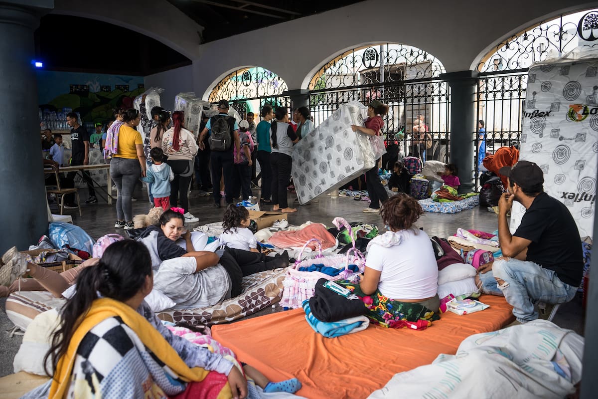 AME4889. CARACAS (VENEZUELA), 26/06/2026.- Personas afectadas por los terremotos aguardan este viernes, en un centro de acopio en Caracas (Venezuela). EFE/ Boris Vergara