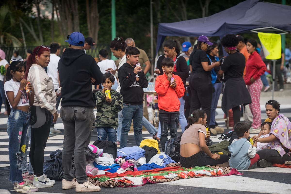 AME4889. CARACAS (VENEZUELA), 26/06/2026.- Personas afectadas por los terremotos aguardan este viernes, en el parque Ali Primera en el oeste en Caracas (Venezuela). EFE/ Boris Vergara