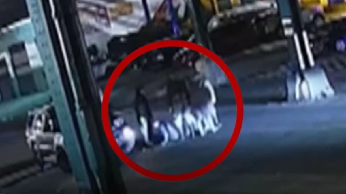 Imagen captada en junio de 2026 de una de las grabaciones en las que se ve a los hombres entrando en el alcantarillado en Nueva York.