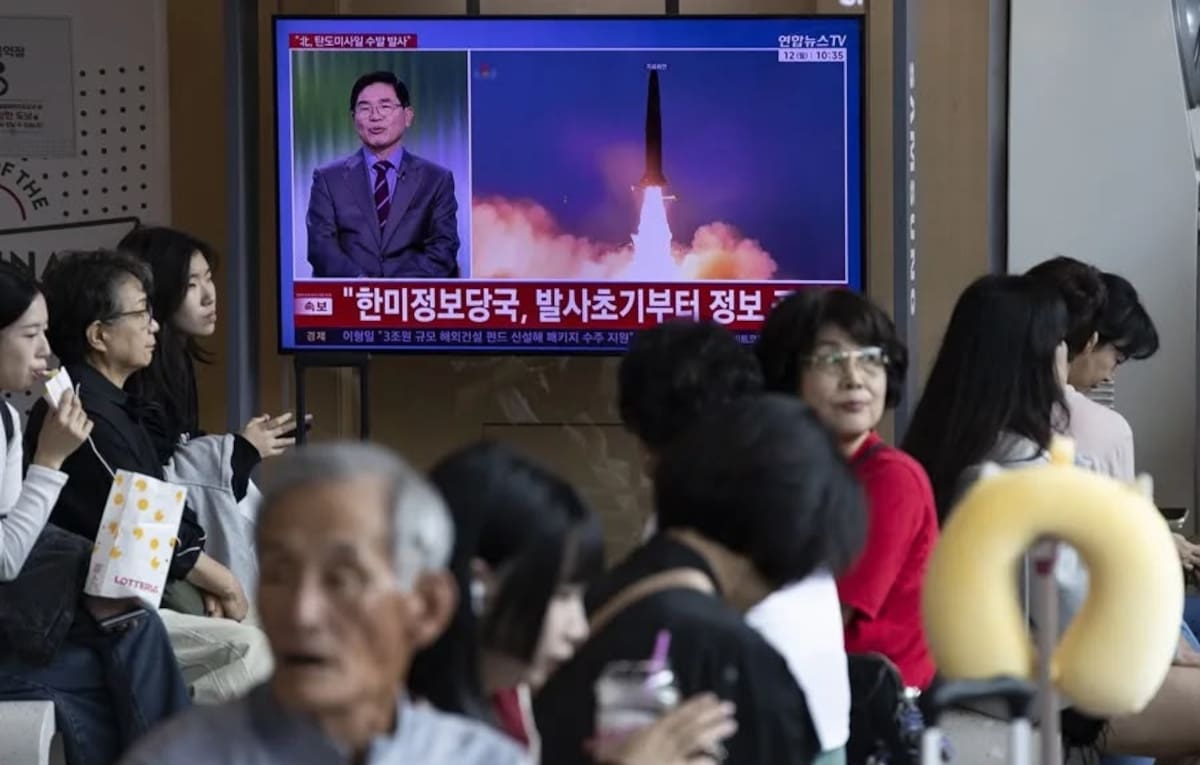 Personas viendo las noticias sobre el lanzamiento de misiles de Corea del Norte en una pantalla de televisión en una estación en Seúl (Corea del Sur). EFE/Epa/Jeon Heon-Kyun