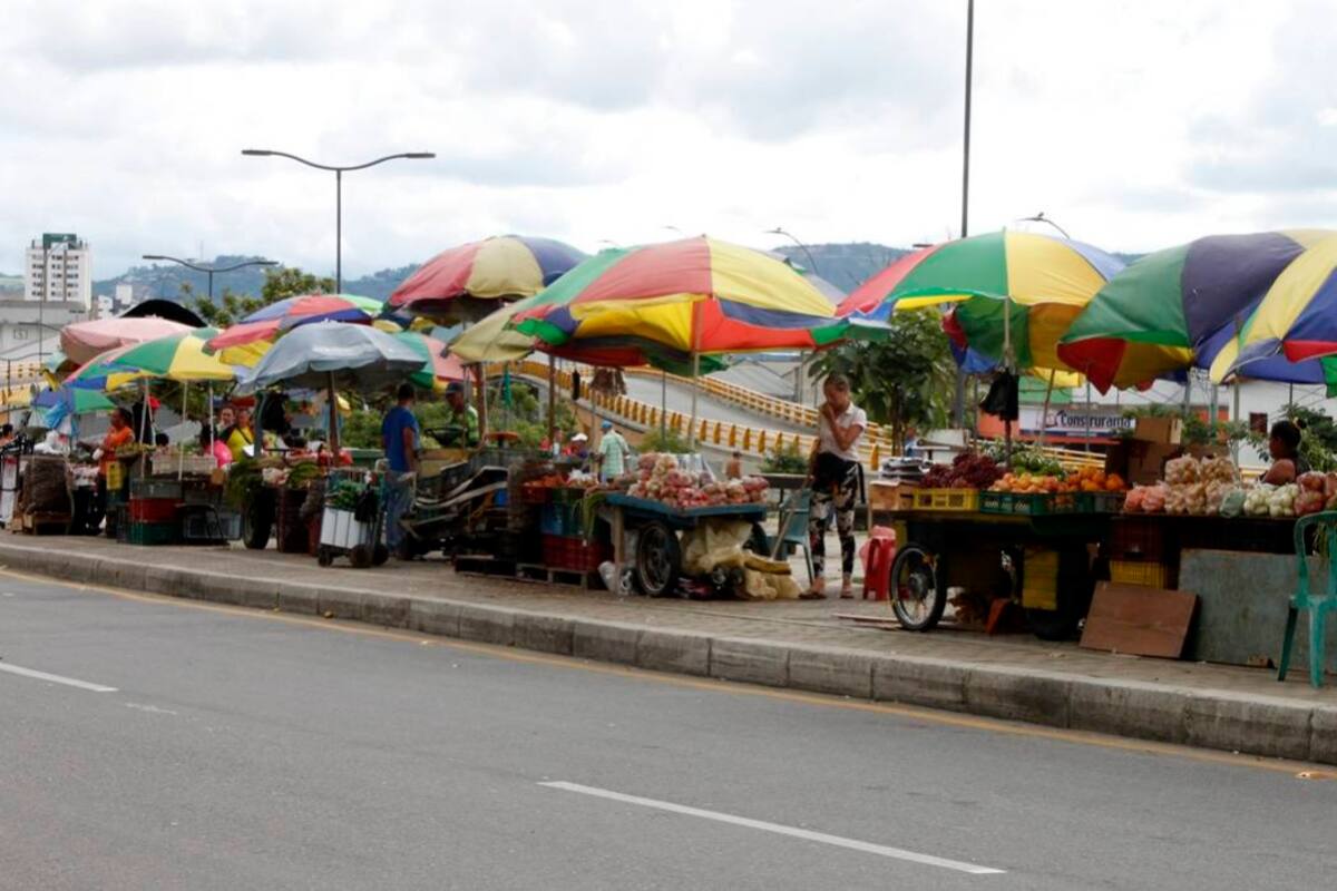 En plena área peatonal de la Avenida Quebradaseca fueron reubicados los vendedores ambulantes, tras una medida que ha levantado infinidad de voces de rechazo. (Foto: Foto: Jaime Del Río / VANGUARDIA LIBERAL)