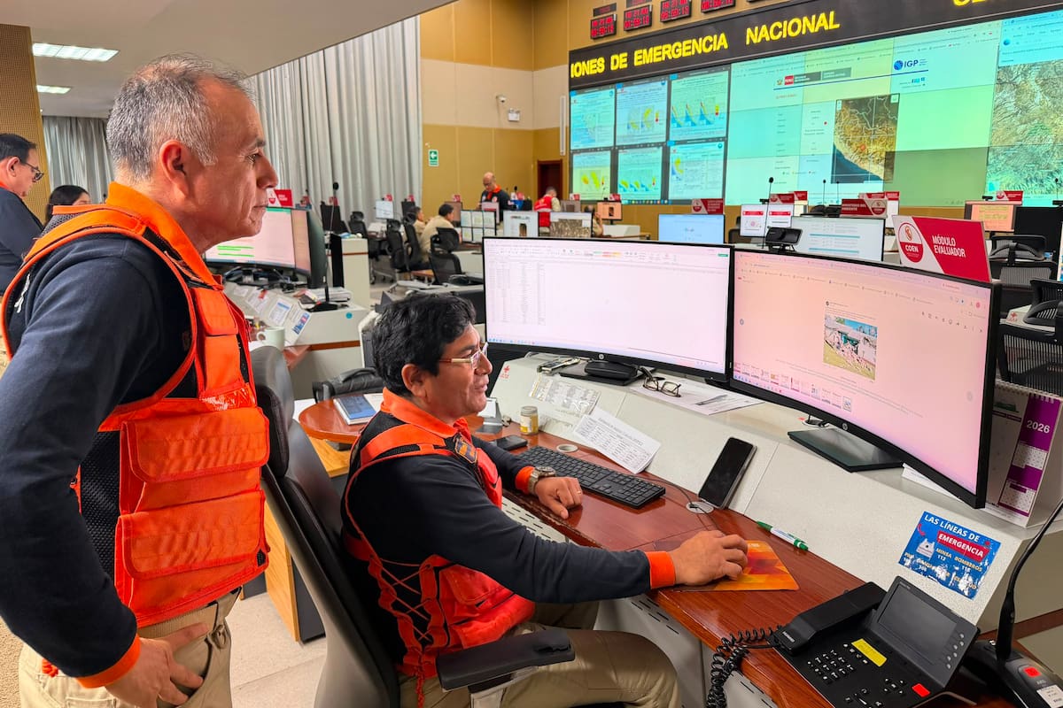 Fotografía del 20 de agosto de 2026 tomada de la cuenta en X @indeciperu del Instituto Nacional de Defensa Civil de Perú (Indeci) en la que se observa al jefe del Indeci, Luis Enrique Vásquez (i), monitoreando lo ocurrido por el terremoto de magnitud 7,2 en la región andina de Ayacucho, este jueves en el sur de Perú. EFE/ @indeciperu