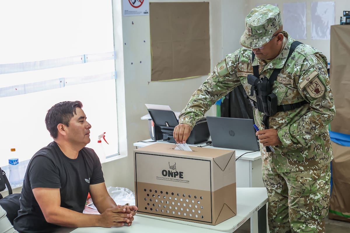 AME2561. LIMA (PERÚ), 12/04/2026.- Un integrante del Ejercito de Perú deposita su voto este domingo, en Lima (Perú). Las autoridades electorales de Perú ampliaron una hora más el tiempo para sufragar este domingo en las elecciones generales tras los múltiples problemas registrados para abrir los centros de votación, especialmente en Lima. EFE/ Aldair Mejía