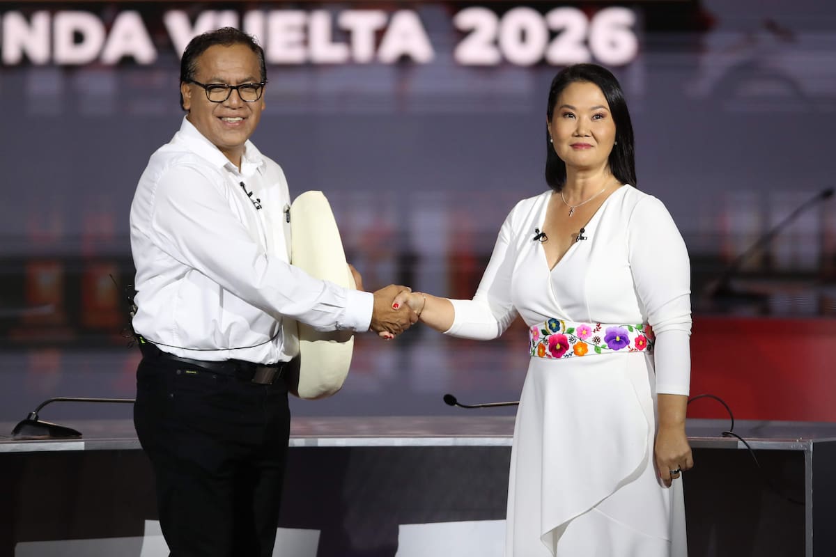 La candidata a la Presidencia de Perú por el partido Fuerza Popular, Keiko Fujimori (d) y el candidato por el partido Juntos por el Perú, Roberto Sánchez.
Foto: EFE/ Paolo Aguilar
