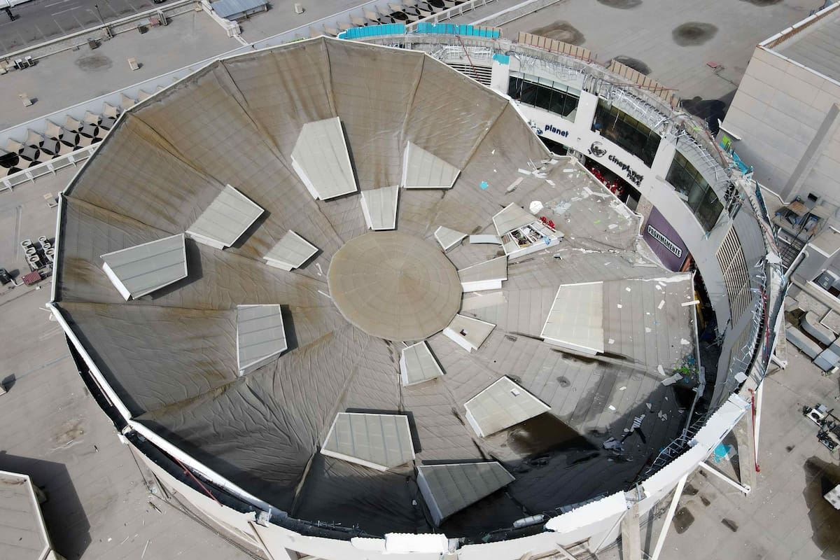 Fotografía aérea del techo colapsado del comercial Real Plaza, en Trujillo (Perú). EFE/ VANGUARDIA