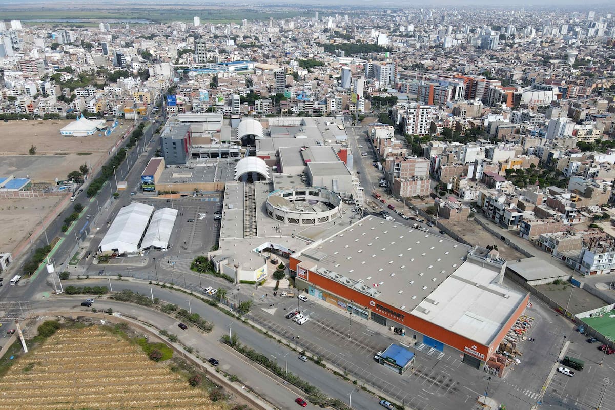 Fotografía aérea del techo colapsado del comercial Real Plaza, en Trujillo (Perú). EFE/ VANGUARDIA