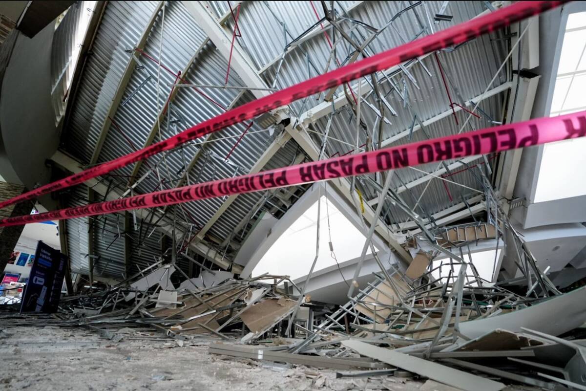 Fotografía cedida por la Agencia Andina de escombros tras el derrumbe de parte del techo del centro comercial Real Plaza de Trujillo (Perú). EFE/ VANGUARDIA