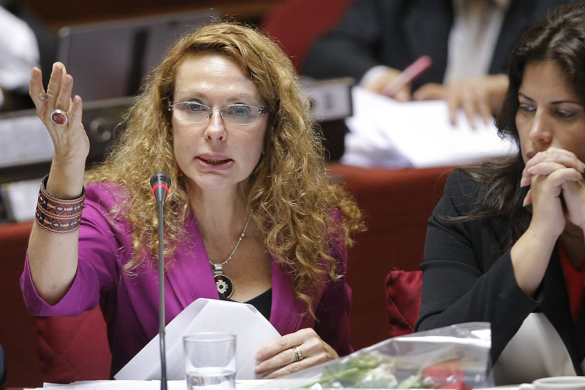 LIM24. LIMA (PERÚ), 28/10/2013 .- La esposa del expresidente Alejandro Toledo, Eliane Karp asiste hoy, lunes 28 de octubre de 2013, a la comisión de Fiscalización del Congreso en Lima, para responder por las millonarias compras inmobiliarias de su madre que han provocado una denuncia por enriquecimiento ilícito contra la pareja. EFE/Stringer