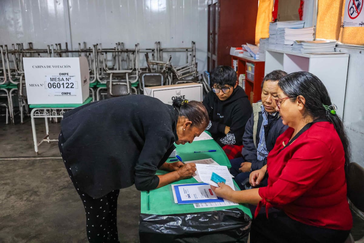 Electores ejercen su derecho al voto en un centro de votación en Lima, Perú, este domingo. La votación de la segunda vuelta de las elecciones presidenciales de Perú comenzó este domingo en el país andino para elegir entre la candidata derechista Keiko Fujimori y el candidato izquierdista Roberto Sánchez al noveno presidente del país en diez años. EFE/ Aldair Mejía