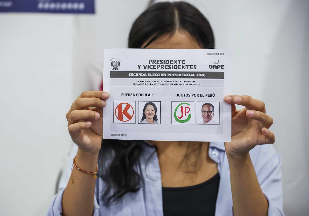 Una mujer muestra una papeleta electoral en un centro de votación en Lima, Perú, este domingo. La votación de la segunda vuelta de las elecciones presidenciales de Perú comenzó este domingo en el país andino para elegir entre la candidata derechista Keiko Fujimori y el candidato izquierdista Roberto Sánchez al noveno presidente del país en diez años. EFE/ Paul Vallejos