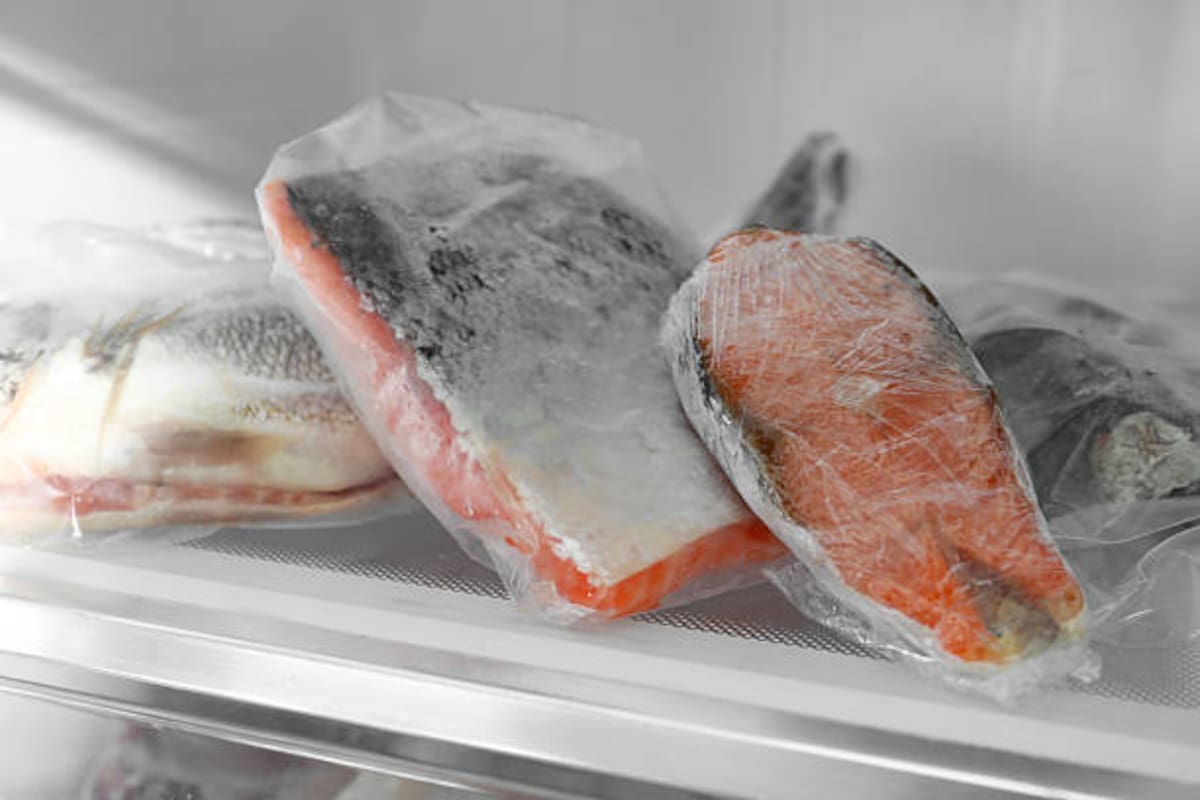¿Cáncer y disrupción endocrina? Revelan que los envases transfieren hasta el 100% de aditivos plásticos al pescado en la nevera.