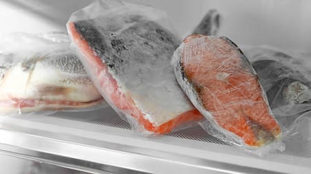 Alerta por aditivos plásticos: el peligro oculto de guardar pescado en la nevera