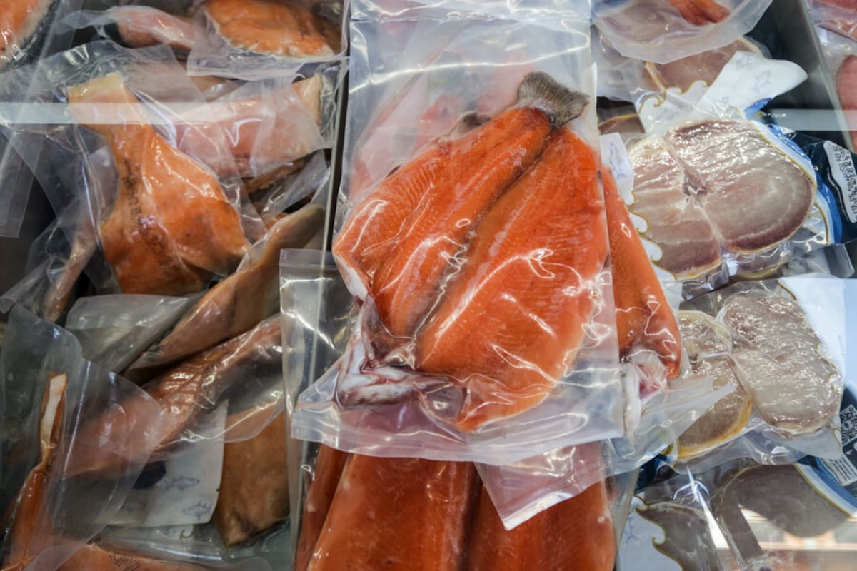 ¿Compras pescado fresco pero lo guardas mal? Científicos revelan los riesgos ocultos de almacenar tus alimentos en bandejas de poliestireno y bolsas plásticas durante varios días.