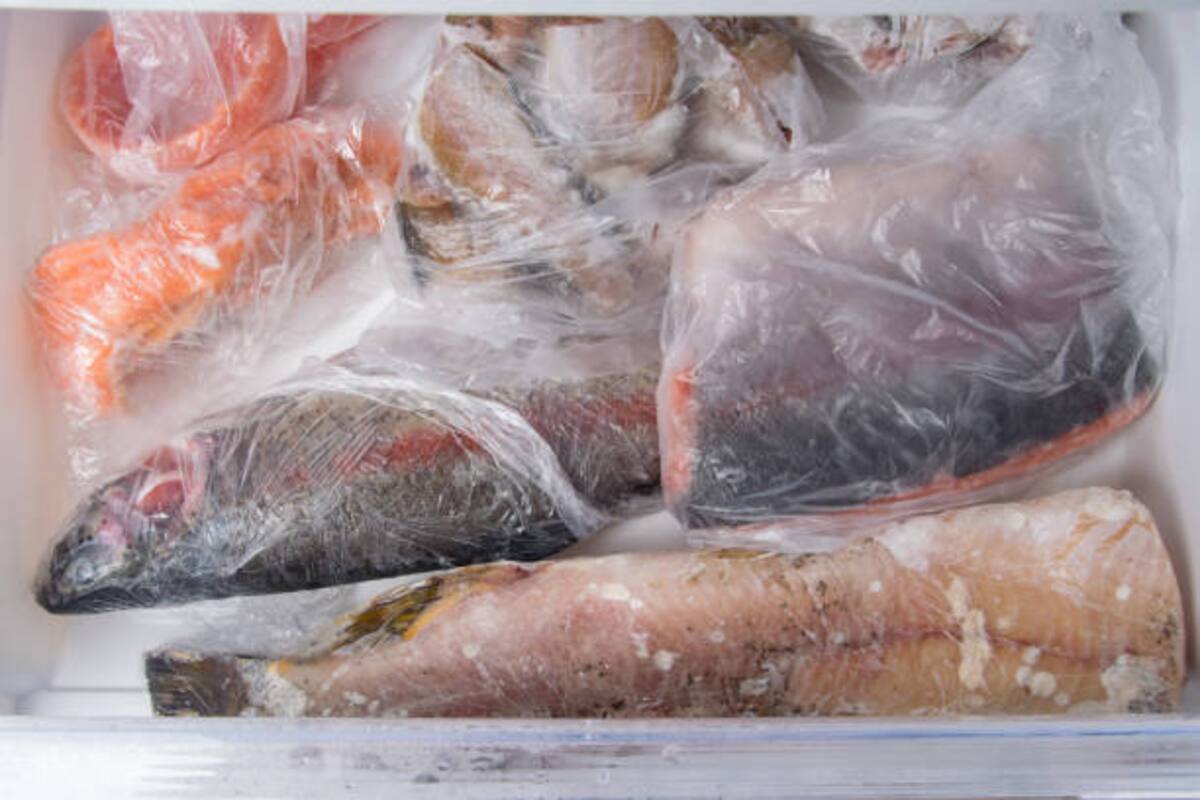 Si guardas el pescado en envases plásticos dentro de la nevara, tienes que leer la alarmante advertencia que acaba de lanzar el CSIC.