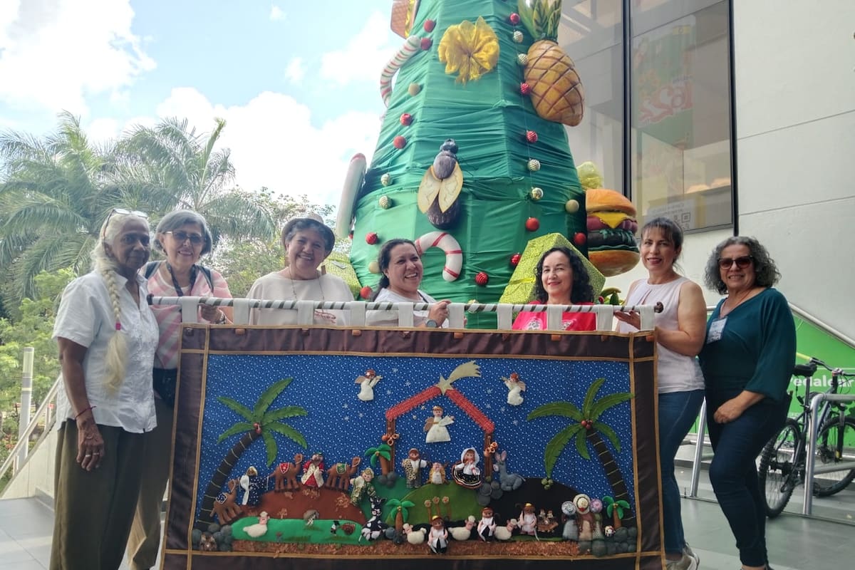 Un grupo de mujeres artesanas participó en la creación del tapiz del pesebre campesino, una obra textil construida a partir de técnicas tradicionales como el patchwork y el bordado, que reúne memoria, fe y saberes ancestrales en un proceso de creación comunitaria. / Fotografía suministrada