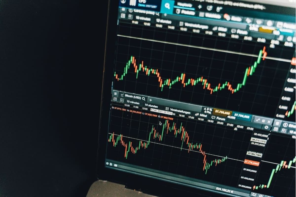 Peso colombiano se fortalece y logra su mayor apreciación en diez años frente al dólar. | Foto: Vanguardia / Canva.