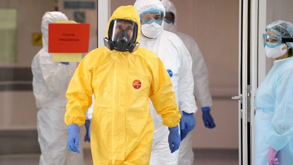La peste neumónica se contagia de persona a persona mediante la inhalación de gotículas respiratorias expulsadas cuando un enfermo tose o estornuda.