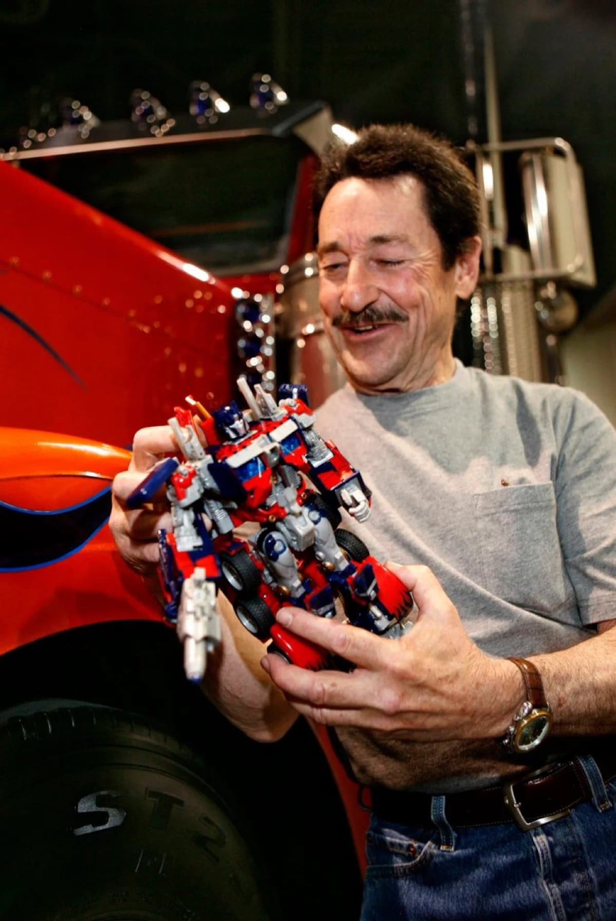 El legendario actor de voz canadiense Peter Cullen, conocido como la voz de Optimus Prime en Transformers, ha fallecido a los 85 años.