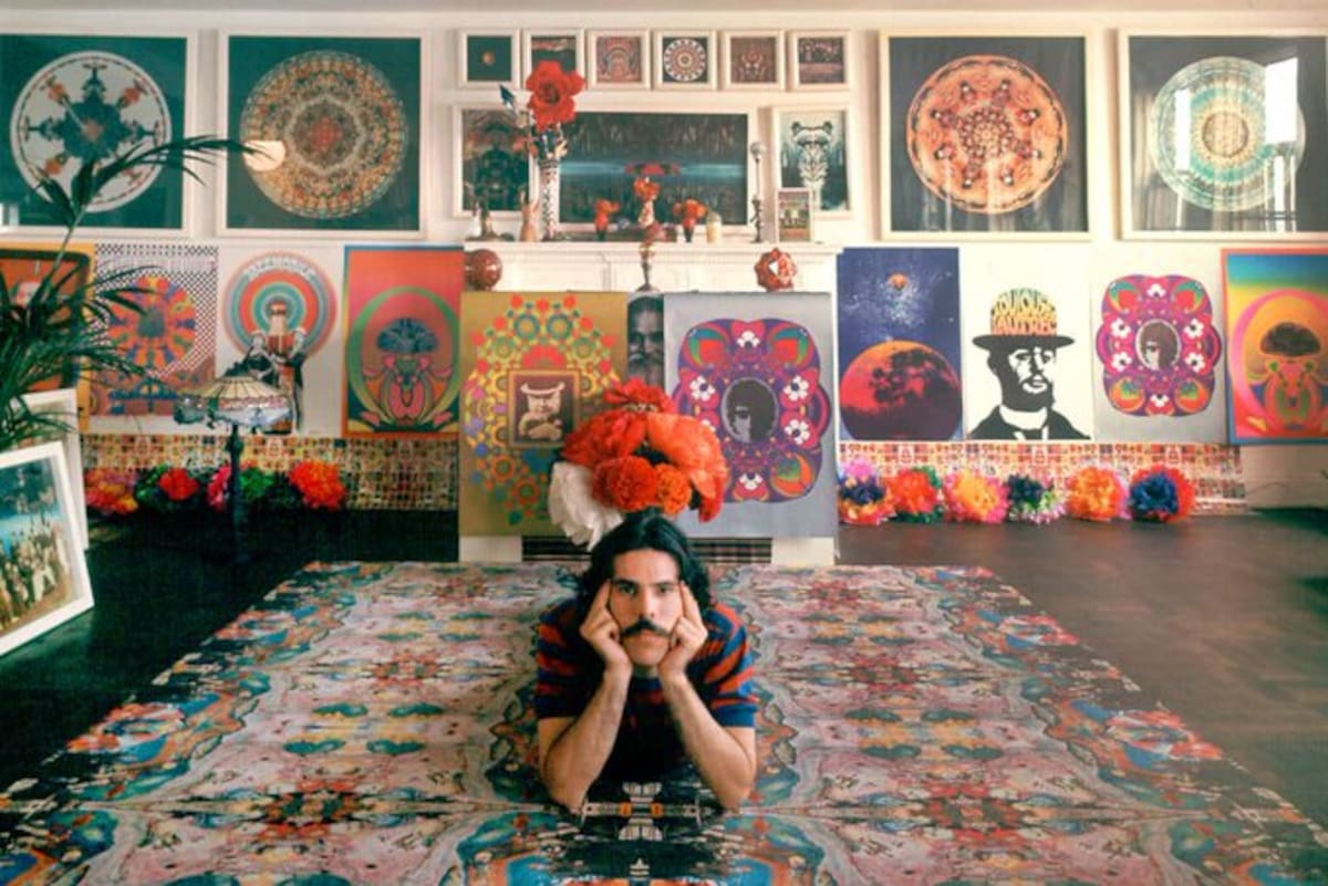 Los coloridos diseños de Peter Max incluyeron mariposas, arcoíris, estrellas y planetas asociados al movimiento flower power.