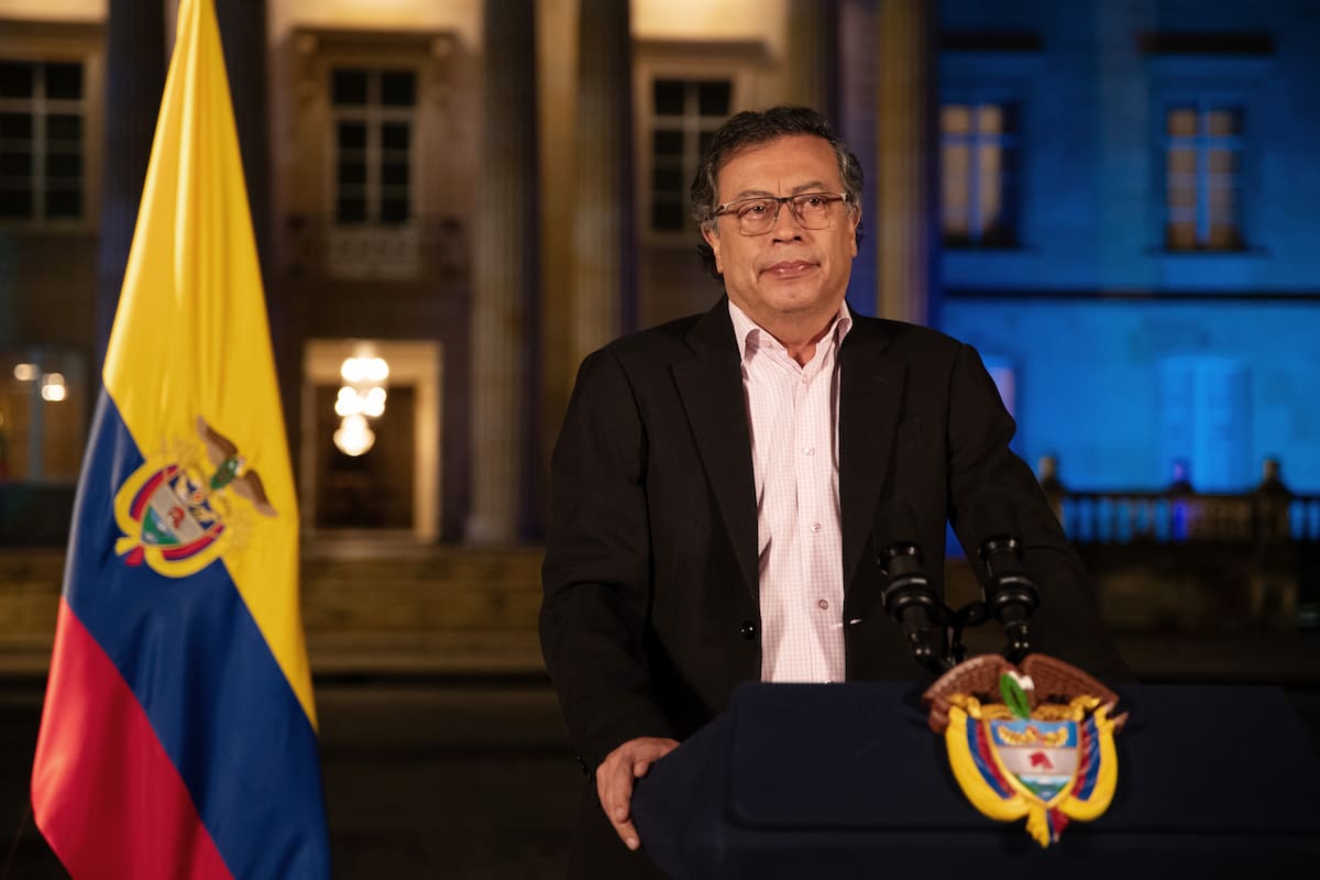 El mandatario resaltó: “Los que ordenaron desde las corbatas y los escritorios asesinar jóvenes y deshonrar el uniforme y la bandera no volverán. Mi orden es no levantar las armas contra el pueblo”.