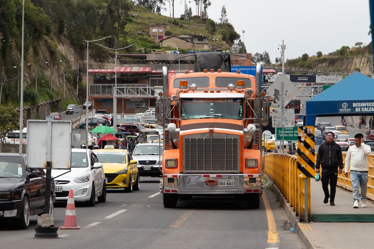 Fotografía del 30 de abril de 2026 de vehículos en el puente internacional de Rumichaca en Tulcán (Ecuador). EFE/ Xavier Montalvo