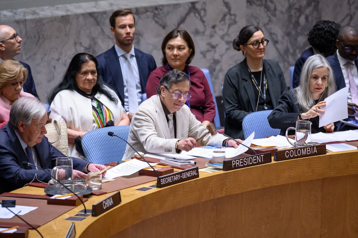 Fotografía cedida por la ONU donde aparece el presidente de Colombia, Gustavo Petro (c), presidiendo el Consejo de Seguridad, junto al secretario general, António Guterres (i) y la directora de la División de Asuntos del Consejo de Seguridad del Departamento de Asuntos Políticos y de Consolidación de la Paz (DPPA), Claudia Banz (d), participando durante una reunión sobre el avance de soluciones políticas en Oriente Medio este miércoles en la sede del organismo internacional en Nueva York (EE.UU.).