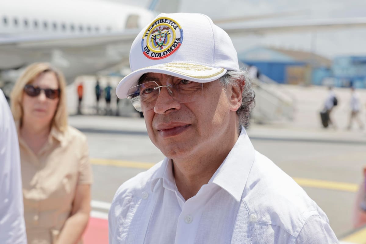 El presidente de Colombia, Gustavo Petro, da declaraciones para hacer un llamado a "establecer pactos que lleven a construir soluciones para los problemas comunes de la humanidad y de América" antes de salir este sábado, del aeropuerto internacional José Martí en La Habana (Cuba). EFE/ Norlys Perez