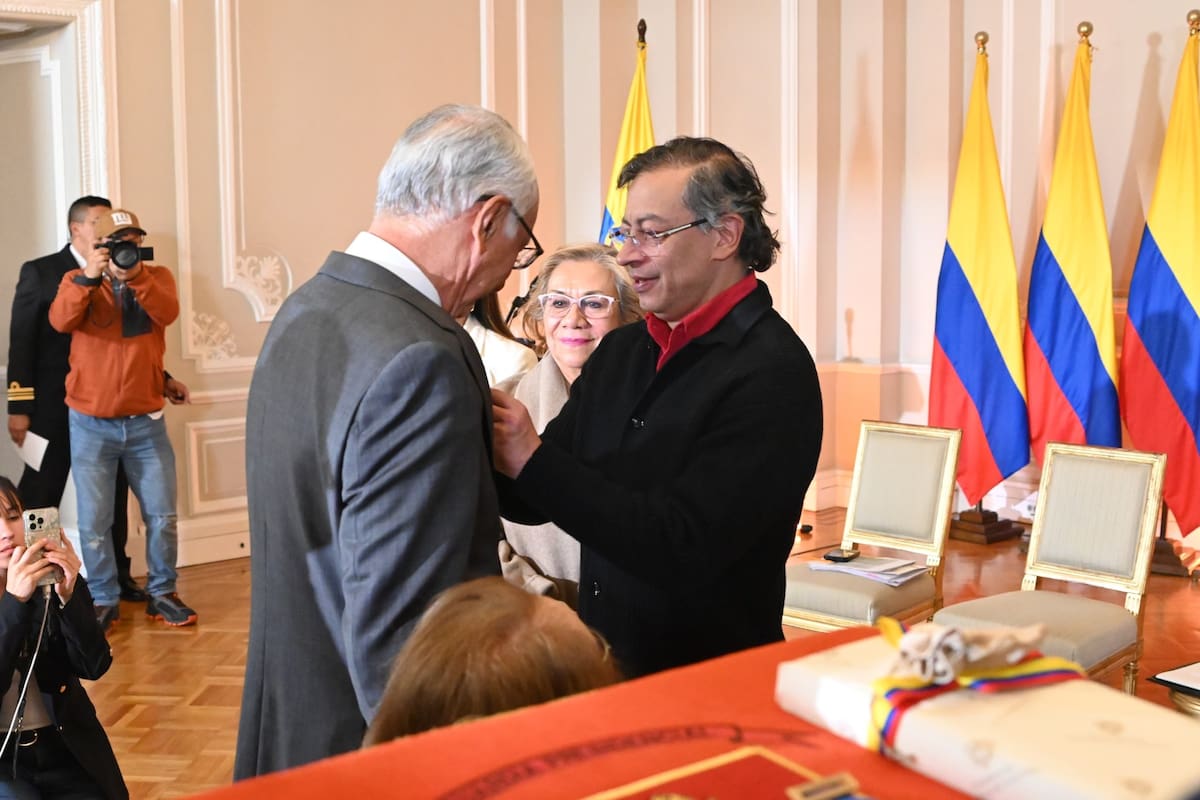 El presidente Gustavo Petro entregó la Cruz de Boyacá al ministro de Salud, Guillermo Jaramillo, en reconocimiento a su trayectoria como médico y servidor público. Foto de / Colprensa.