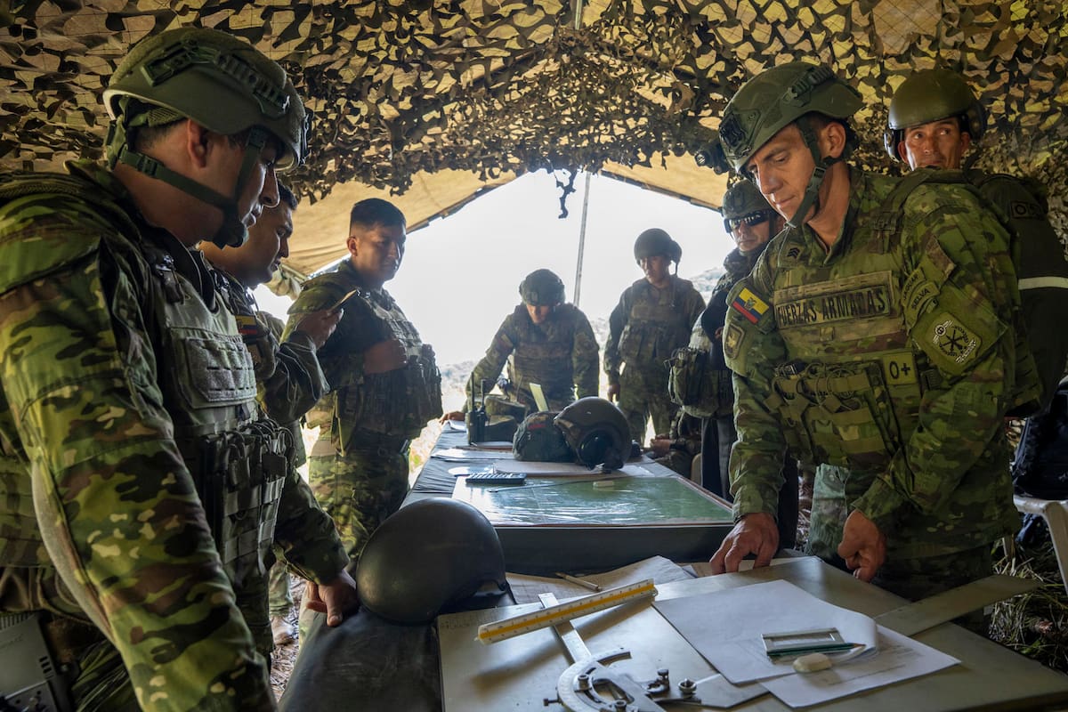 Petro denuncia 27 cuerpos calcinados por bombardeos de Ecuador en la frontera común. | Foto: EFE