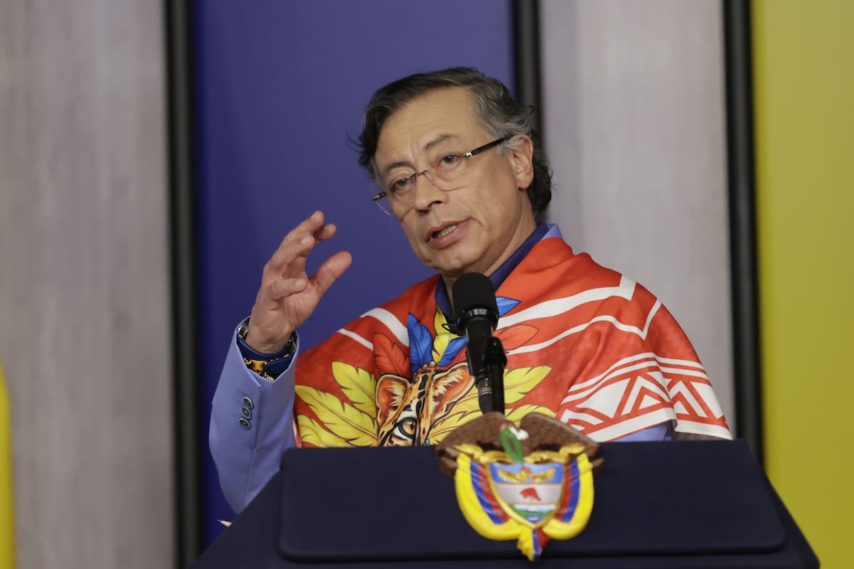 AME5741. BOGOTÁ (COLOMBIA), 03/08/2026.- El presidente de Colombia, Gustavo Petro, habla durante una rueda de prensa donde aseguró que su sucesor, Abelardo de la Espriella, quien asumirá el cargo el próximo viernes, fue elegido con un sistema electoral que supuestamente no garantizó la seguridad de los votos, este lunes, en Bogotá (Colombia). EFE/ Carlos Ortega
