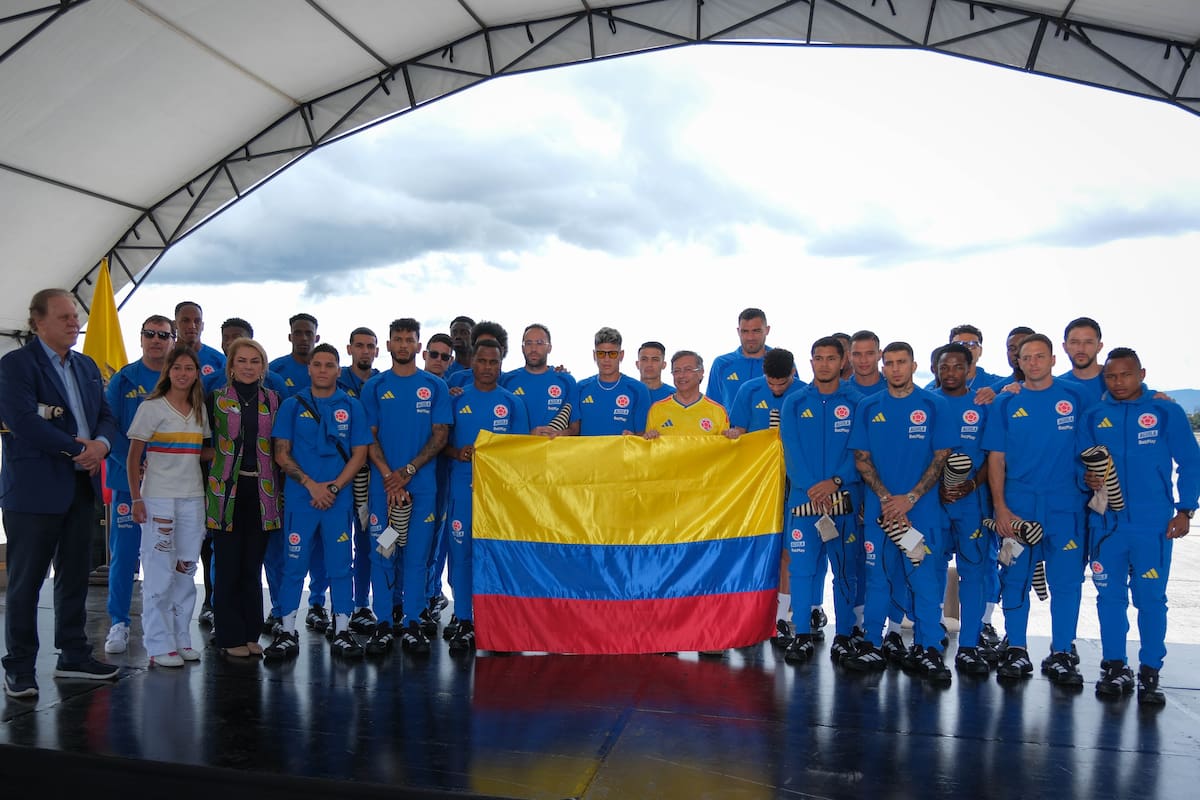 Fotografía cedida por la Presidencia de Colombia de su mandatario, Gustavo Petro (c), posando con el pabellón nacional y los integrantes de la selección colombiana de fútbol este jueves, en Bogotá (Colombia). Petro entregó el pabellón nacional a la selección de fútbol en una ceremonia realizada en el Comando Aéreo de Transporte Militar (Catam), antes del viaje del equipo al Mundial de la FIFA 2026 que se disputará en Estados Unidos, México y Canadá. EFE/ Presidencia de Colombia /SOLO USO EDITORIAL SOLO DISPONIBLE PARA ILUSTRAR LA NOTICIA QUE ACOMPAÑA (CRÉDITO OBLIGATORIO)