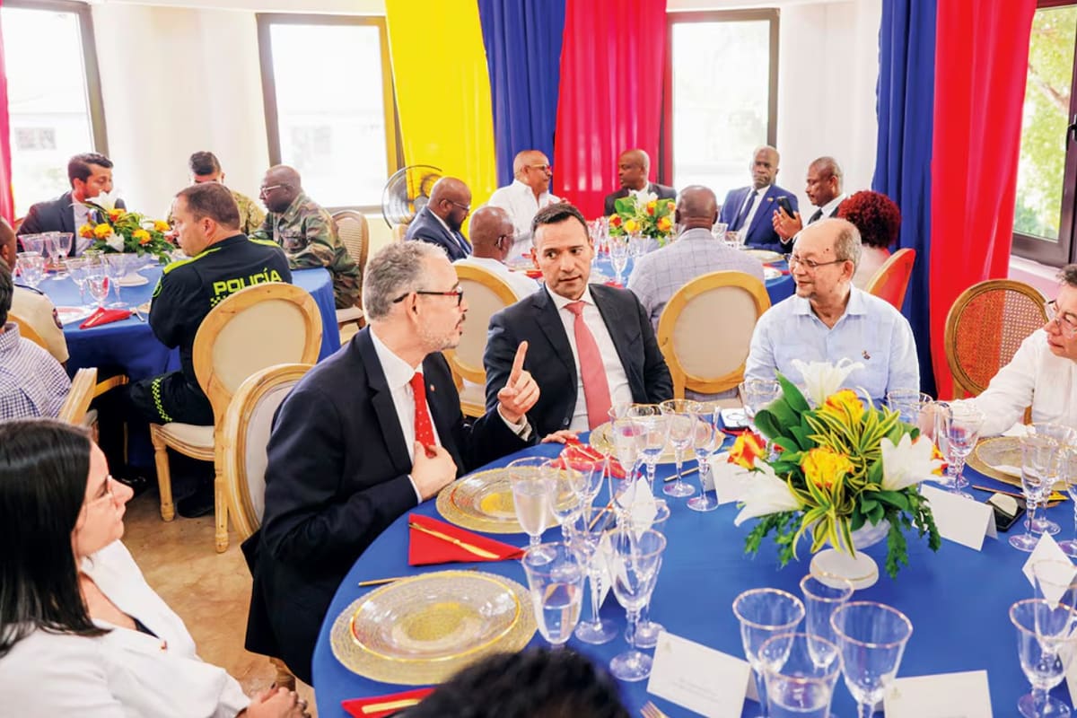 El almuerzo se adelantó en la sede de la Embajada de Colombia en Haití que inauguró el presidente Gustavo Petro. Asistieron personalidades de ambas naciones. En la fotografía: el ministro de Defensa, Pedro Sánchez, y la exdirectora del Dapre, Angie Rodríguez. | Foto: Presidencia de Colombia