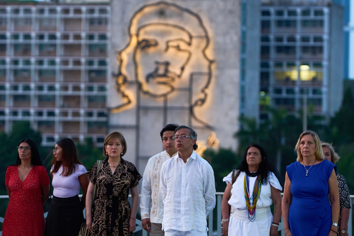 AME4986. LA HABANA (CUBA), 31/07/2026.- El presidente de Colombia, Gustavo Petro (c), junto a la viceministra de Relaciones Exteriores de Cuba, Josefina Vidal (d), posan durante un acto protocolario este viernes, en el monumento de José Martí en La Habana (Cuba). Petro explicó recientemente en redes sociales que elegía la isla como último destino porque "la Cuba agredida" era "vital para la soberanía nacional y la lucha por la vida en el Caribe". EFE/ AP/ Ramón Espinosa / POOL