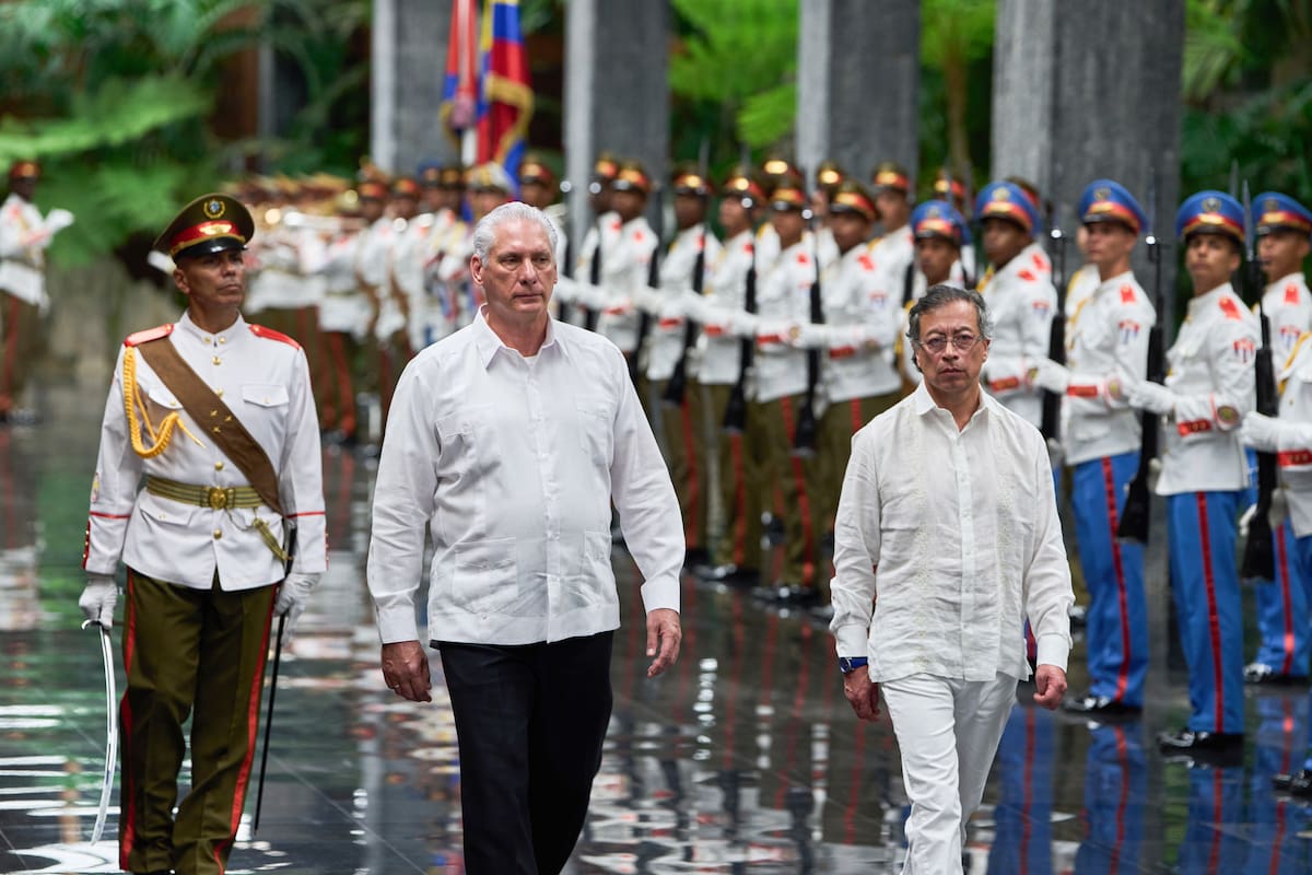 AME5014. LA HABANA (CUBA), 31/07/2026.- El presidente de Cuba, Miguel Diaz-Canel (c), camina junto a su homólogo de Colombia, Gustavo Petro, durante un acto protocolario este viernes, en la Plaza de la Revolución en La Habana (Cuba). Petro explicó recientemente en redes sociales que elegía la isla como último destino porque "la Cuba agredida" era "vital para la soberanía nacional y la lucha por la vida en el Caribe". EFE/ AP Ramón Espinosa / POOL