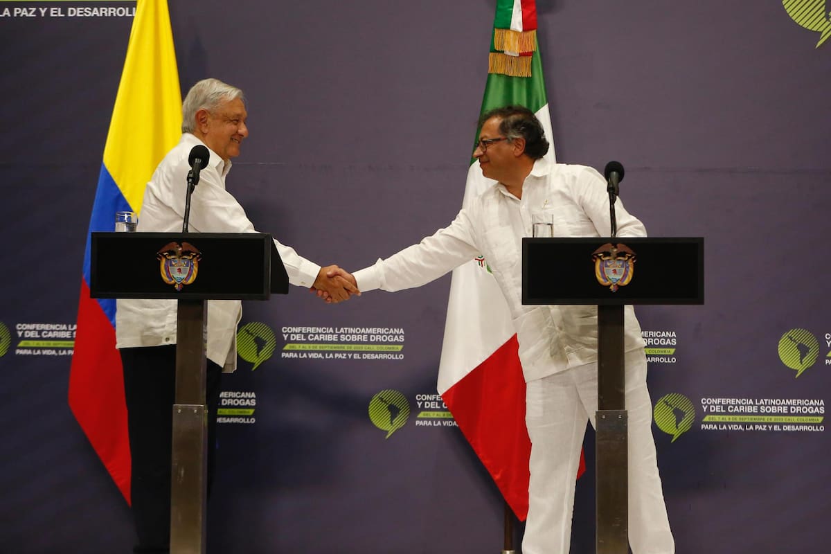 El presidente de Colombia, Gustavo Petro, saluda a su homólogo de México, Andrés Manuel López Obrador, durante la Conferencia Latinoamericana y del Caribe sobre Drogas, en Cali (Colombia).