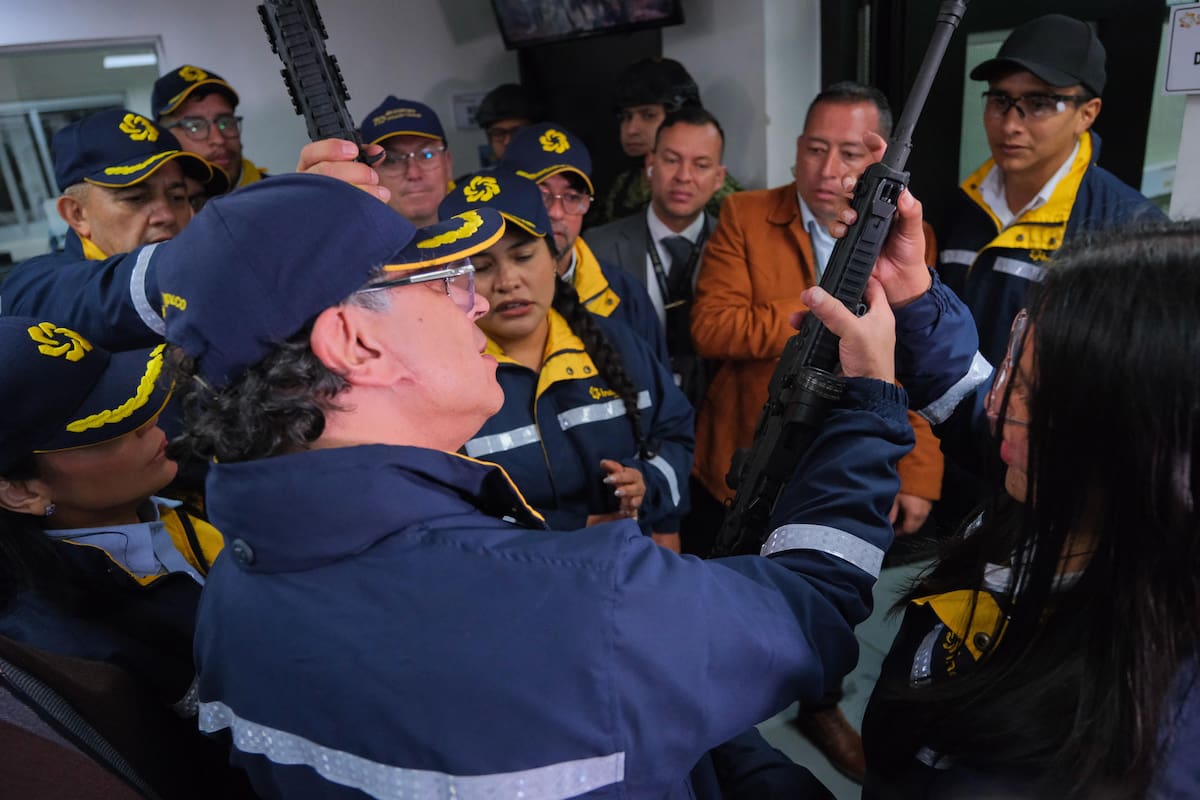 Fotografía cedida este viernes por la Presidencia de Colombia de su mandatario, Gustavo Petro (i), durante la presentación del fusil Jaguar, un fusil producido por la empresa estatal Indumil, en Soacha (Colombia). EFE/ Presidencia de Colombia
