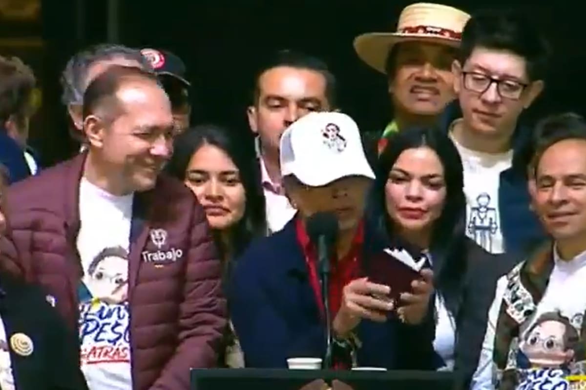 Petro presenta los nuevos pasaportes de Colombia, producidos por la Imprenta Nacional. | Foto: Tomado de Video.