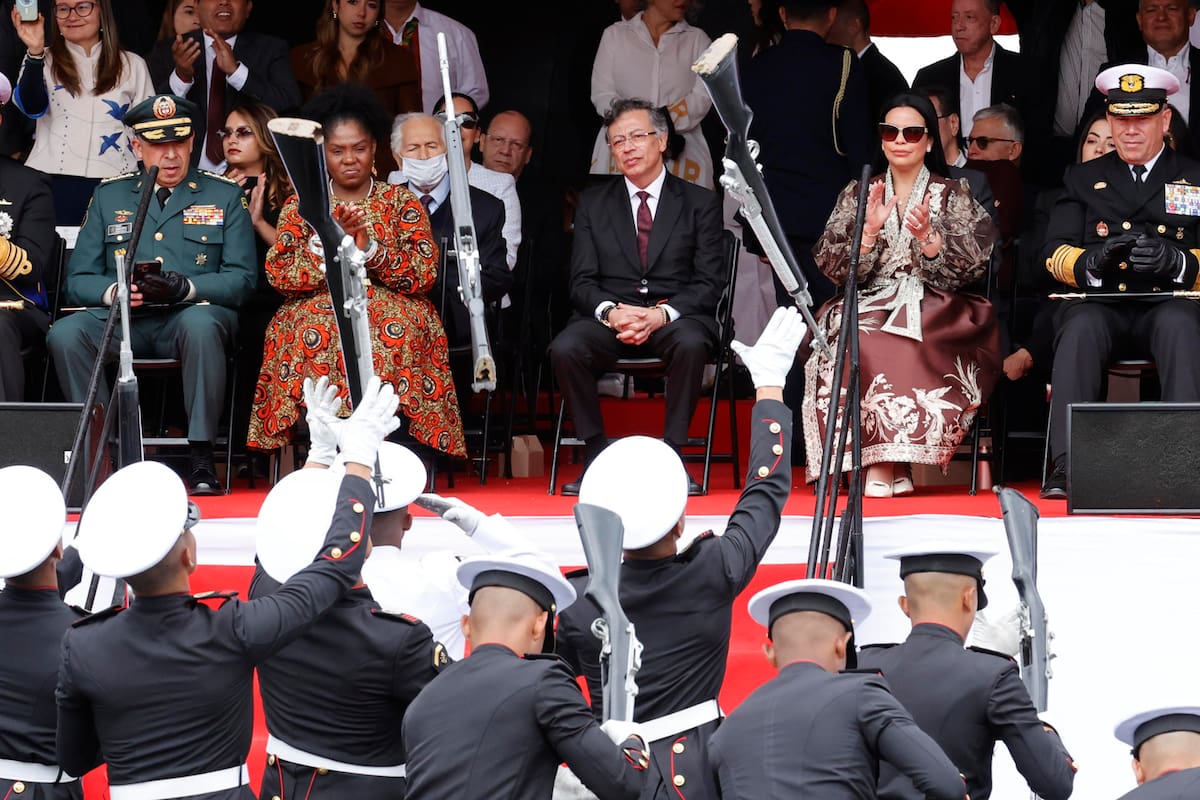 El presidente de Colombia, Gustavo Petro (c); la vicepresidenta de Colombia, Francia Márquez (c-i), y la ministra de Defensa encargada, Angélica Verbel López (c-d), asisten al desfile militar del Día de la Independencia este lunes, en Bogotá. EFE/ Mauricio Dueñas Castañeda