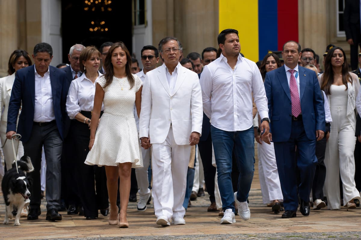 Gustavo Petro salió de la Casa de Nariño acompañado de su hija Antonella y miembros de su equipo de Gobierno, en el acto que marcó el cierre de su mandato presidencial. Captura de video // X.