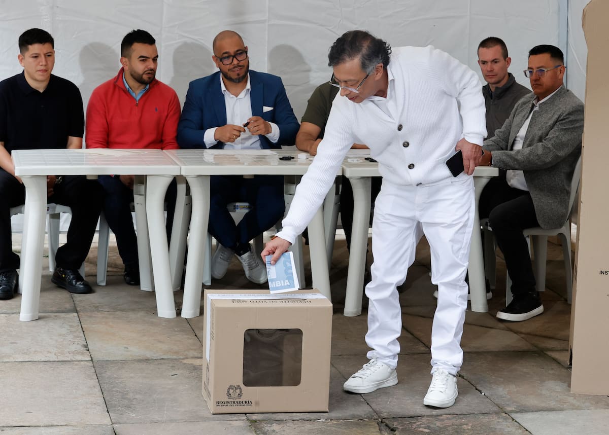 El presidente de Colombia Gustavo Petro vota este domingo en Bogotá (Colombia). Petro votó en la primera vuelta de las elecciones en las que se escogerá a su sucesor para el periodo 2026-2030, que comenzará el próximo 7 de agosto. EFE/Mauricio Dueñas Castañeda