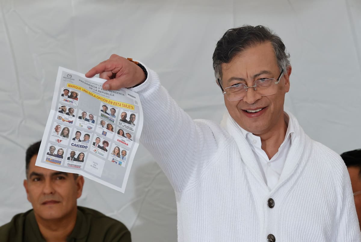 El presidente de Colombia Gustavo Petro muestra el tarjetón electoral este domingo en Bogotá (Colombia). Petro votó en la primera vuelta de las elecciones en las que se escogerá a su sucesor para el periodo 2026-2030, que comenzará el próximo 7 de agosto. EFE/Mauricio Dueñas Castañeda