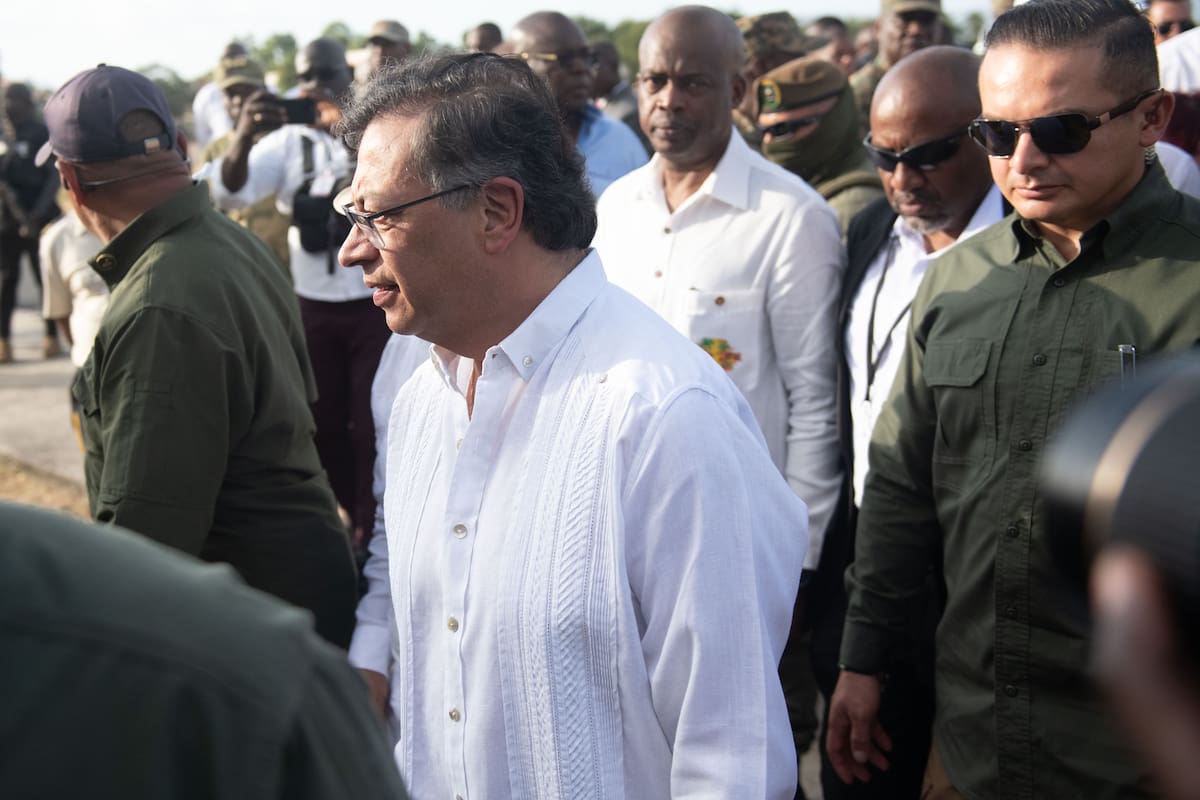 El presidente de Colombia, Gustavo Petro camina a su llegada al aeropuerto de Jacmel (Haití). EFE/ Johnson Sabin
