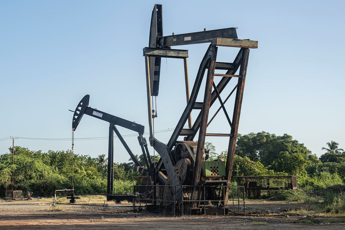 Fotografía que muestra un balancín petrolero. //EFE/Henry Chirinos.