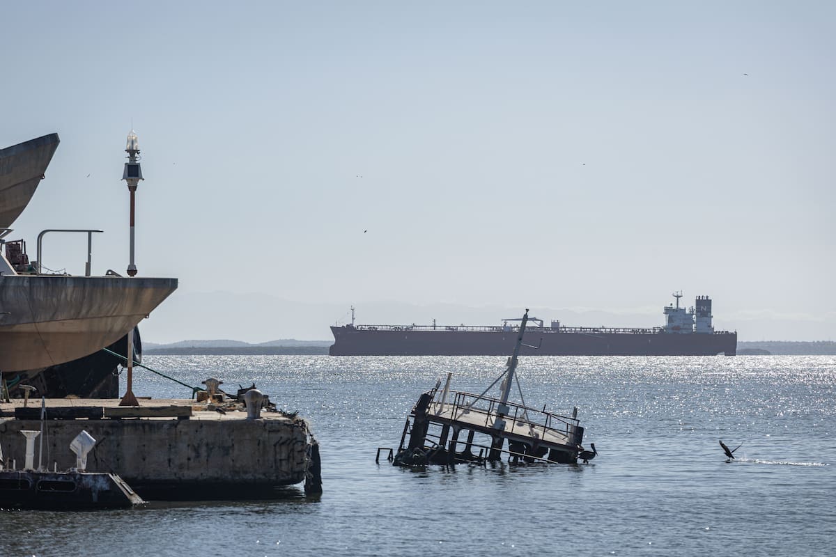 Fotografía de archivo de un barco que transporta petroleo, para ilustrar la nota. //EFE/ Henry Chirinos.